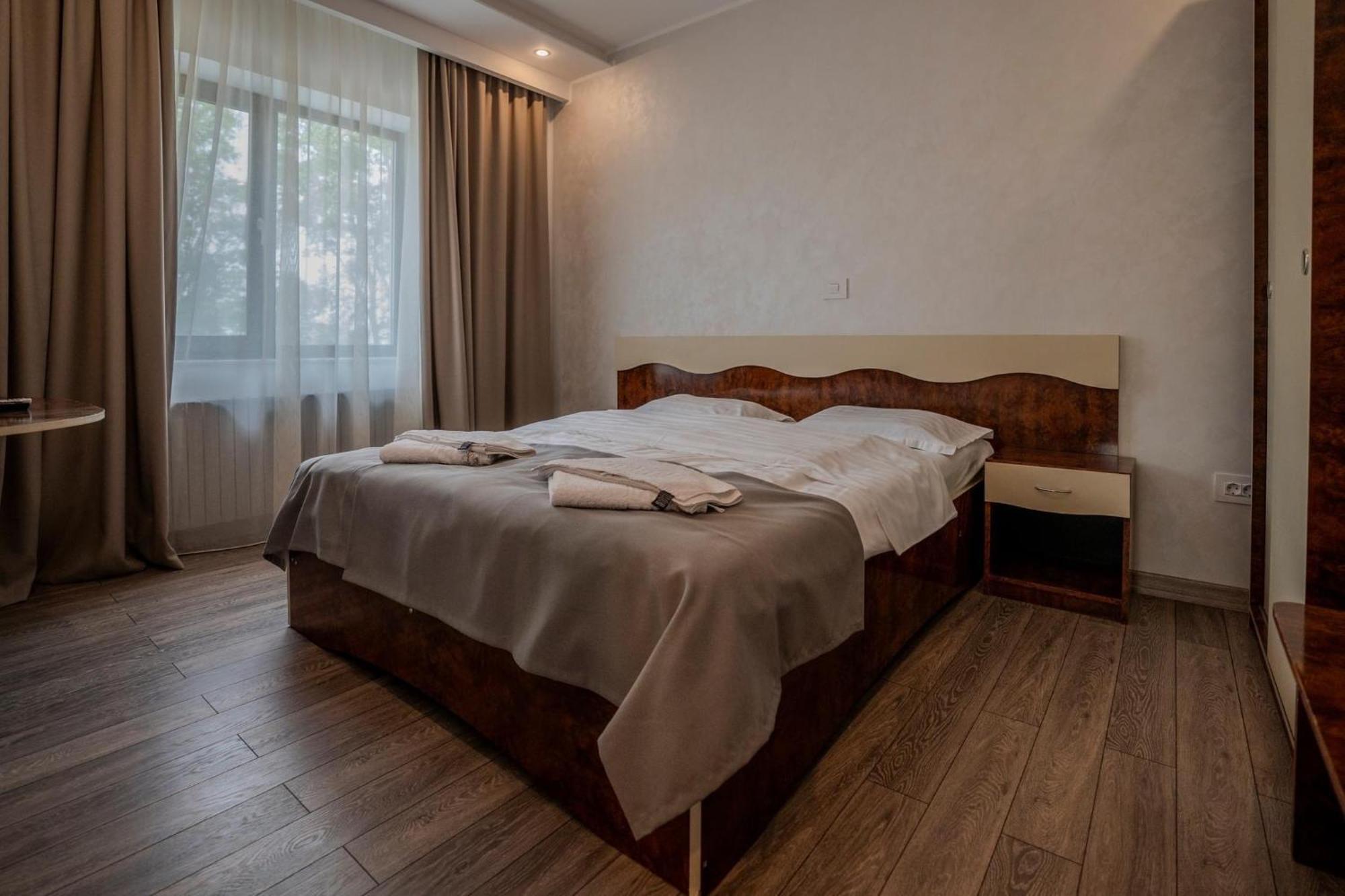 Hotel Emi Mihail Kogalniceanu Экстерьер фото